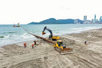 Termina a retirada da tubulação usada no alargamento da faixa de areia de Balneário Camboriú
