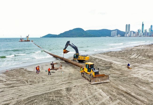 Termina a retirada da tubulação usada no alargamento da faixa de areia de Balneário Camboriú