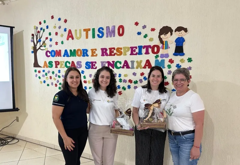 Palestra promovida pelo TEAcolhe de Passo Fundo abordou o autismo na adolescência, reunindo pais, profissionais e comunidade.